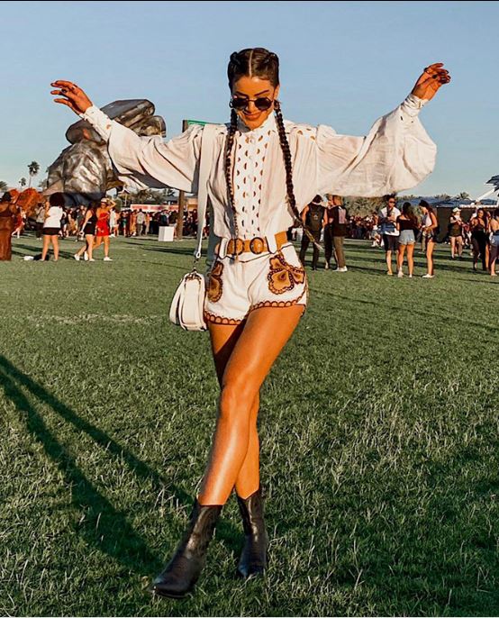 This image has an empty alt attribute; its file name is camila_coachella.jpg